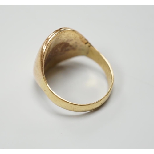 930 - A yellow metal signet ring, carved with a crest, size K, 5.2 grams.