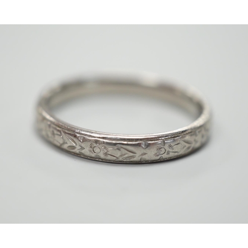 931 - An engraved platinum wedding band, size M, 4.3 grams.