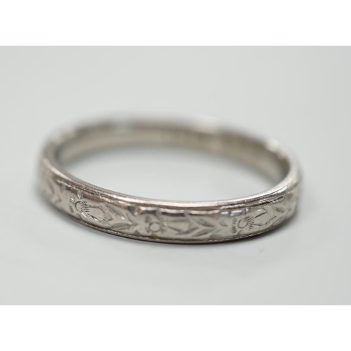 931 - An engraved platinum wedding band, size M, 4.3 grams.