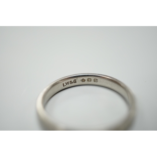 931 - An engraved platinum wedding band, size M, 4.3 grams.