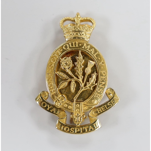 946 - A modern 9ct gold Royal Chelsea Hospital brooch, 37mm, 11.4 grams.