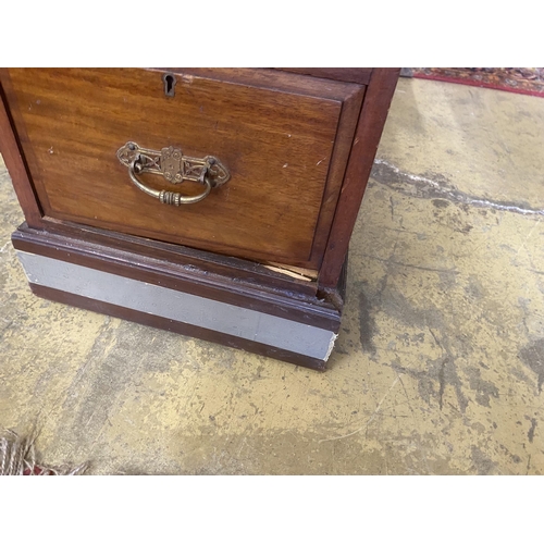 1007 - A late Victorian mahogany kneehole desk, length 122cm, depth 68cm, height 77cm