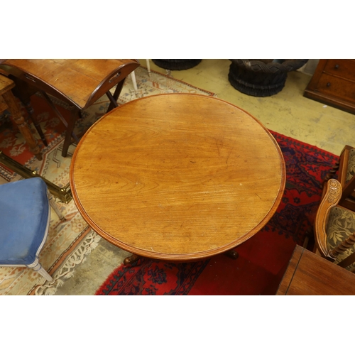 1061 - A 19th century French circular mahogany breakfast table, diameter 96cm, height 75cm