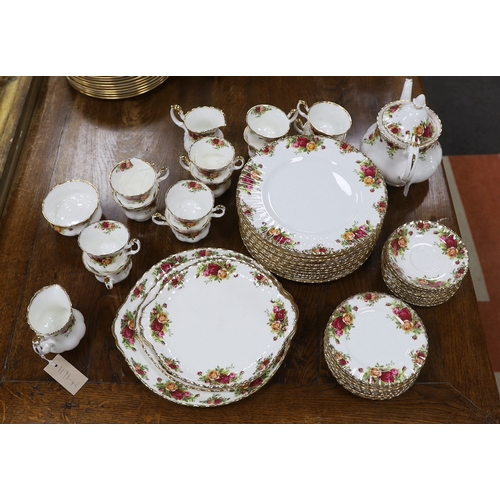 1582 - A quantity of Royal Albert old country roses: 1 x teapot, sugar bowl, larger platter, medium serving... 