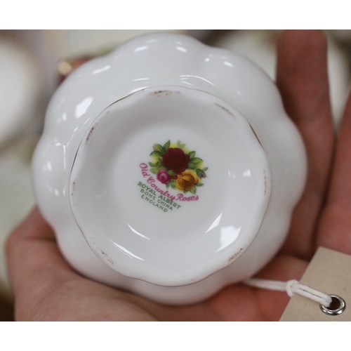 1582 - A quantity of Royal Albert old country roses: 1 x teapot, sugar bowl, larger platter, medium serving... 