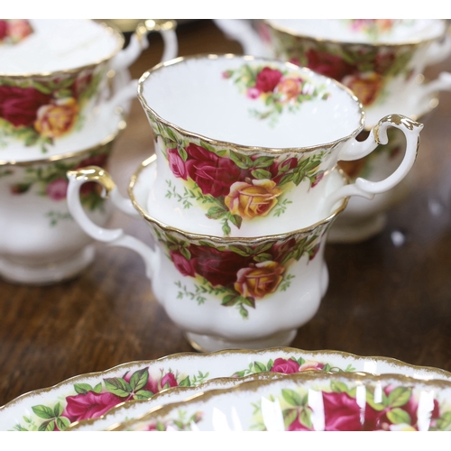 1582 - A quantity of Royal Albert old country roses: 1 x teapot, sugar bowl, larger platter, medium serving... 