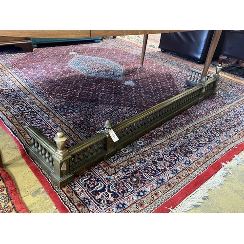 1121 - A large late Victorian cast brass fender, width 183cm, depth 32cm, height 30cm