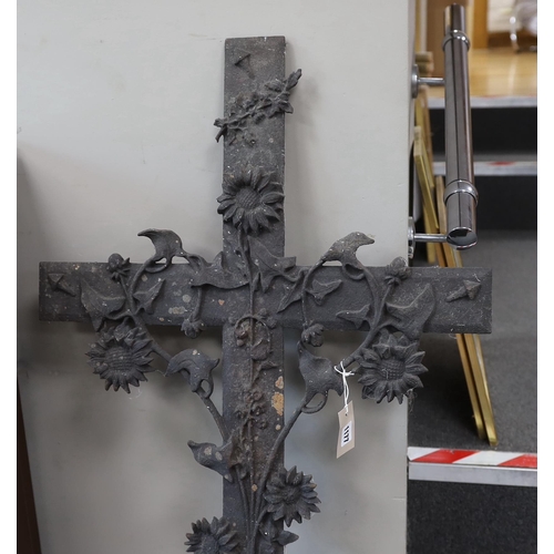 1177 - A large Victorian cast iron cross, height 123cms