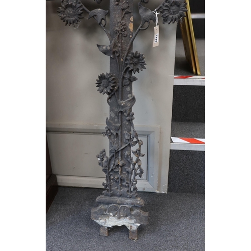 1177 - A large Victorian cast iron cross, height 123cms