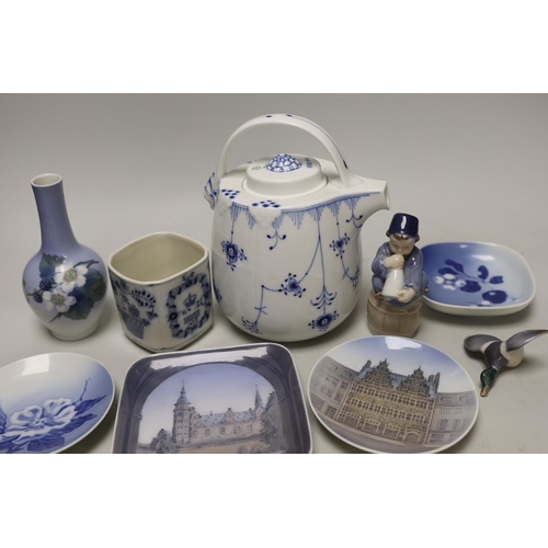 1385 - A group of Royal Copenhagen porcelain including an onion pattern teapot