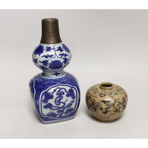 1399 - A Chinese blue and white double gourd vase and a smaller crackle glaze jar, tallest 23cm