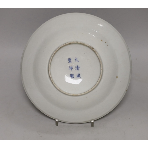 1417 - A Chinese famille verte dragon saucer dish, 24cm diameter