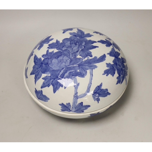 1422 - A Chinese blue and white circular box and cover, 27cm diameter