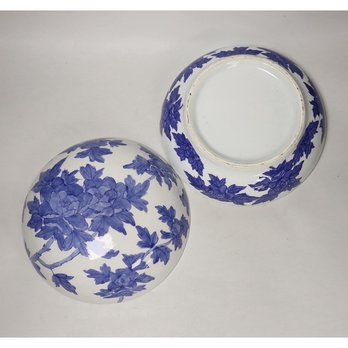 1422 - A Chinese blue and white circular box and cover, 27cm diameter