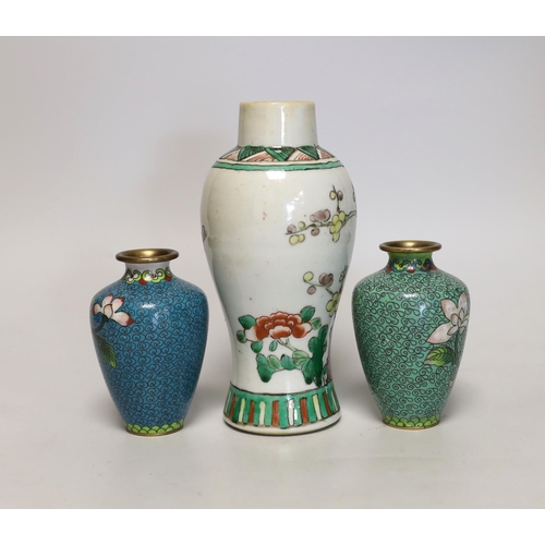 1471 - A Chinese famille verte small vase and a pair of cloisonné enamel vases, tallest 18cm high