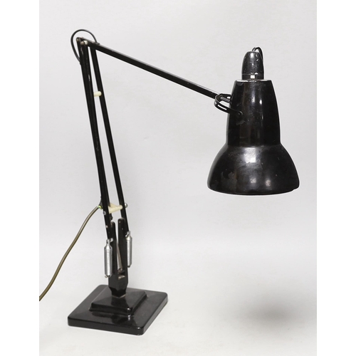 1522 - An anglepoise lamp