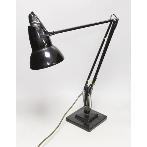 1522 - An anglepoise lamp