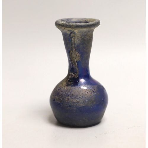 1549 - An 8th/9th century Islamic blue glass vase, 12cm