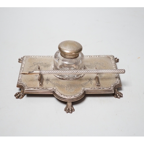 1816 - An Edwardian silver inkstand, with mounted glass well, on paw feet, maker's mark rubbed, London, 190... 