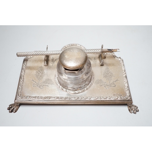 1816 - An Edwardian silver inkstand, with mounted glass well, on paw feet, maker's mark rubbed, London, 190... 