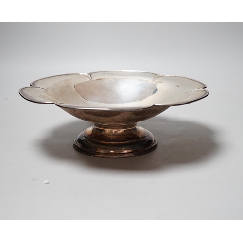 1822 - A George V silver pedestal fruit bowl, Z. Barraclough & Sons, Sheffield, 1915, 25.4cm, 17.4oz.... 