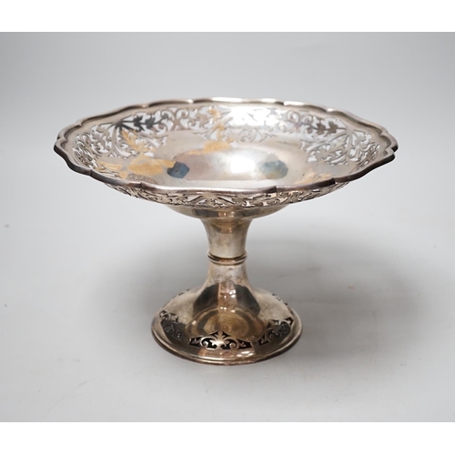 1823 - A George V pierced silver pedestal fruit bowl, I.S. Greenburg & Co, Sheffield, 1913, diameter 24.6cm... 