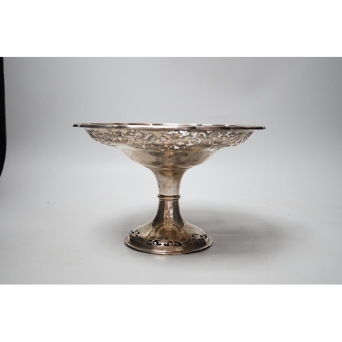 1823 - A George V pierced silver pedestal fruit bowl, I.S. Greenburg & Co, Sheffield, 1913, diameter 24.6cm... 