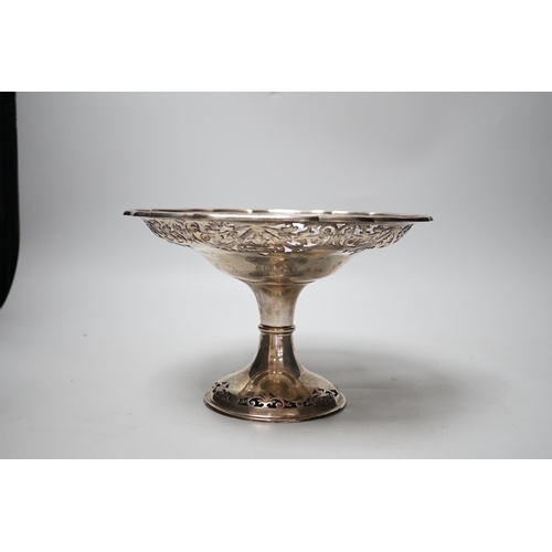 1823 - A George V pierced silver pedestal fruit bowl, I.S. Greenburg & Co, Sheffield, 1913, diameter 24.6cm... 