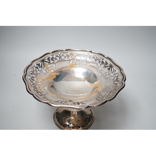 1823 - A George V pierced silver pedestal fruit bowl, I.S. Greenburg & Co, Sheffield, 1913, diameter 24.6cm... 