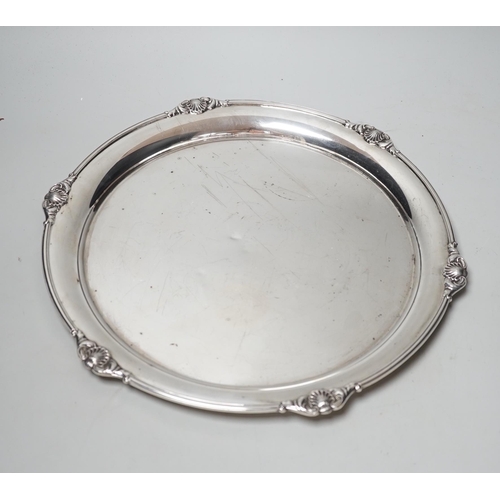 1824 - An Elizabeth II circular silver salver, Cooper Brothers & Sons, Sheffield, 1964, 32.1cm, 27.1oz.... 