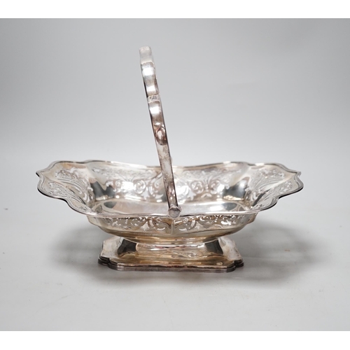 1826 - An Edwardian pierced silver bread basket, Atkin Brothers, Sheffield, 1904, 27cm, 20.9oz.