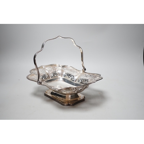 1826 - An Edwardian pierced silver bread basket, Atkin Brothers, Sheffield, 1904, 27cm, 20.9oz.