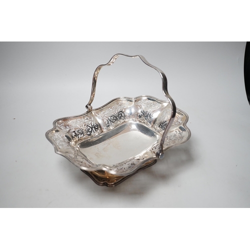 1826 - An Edwardian pierced silver bread basket, Atkin Brothers, Sheffield, 1904, 27cm, 20.9oz.