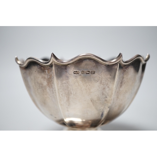 1828 - A small Mappin & Webb pedestal bowl, Sheffield, 1904, diameter 11.7cm, 112 grams.