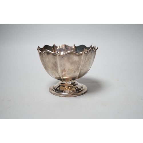 1828 - A small Mappin & Webb pedestal bowl, Sheffield, 1904, diameter 11.7cm, 112 grams.