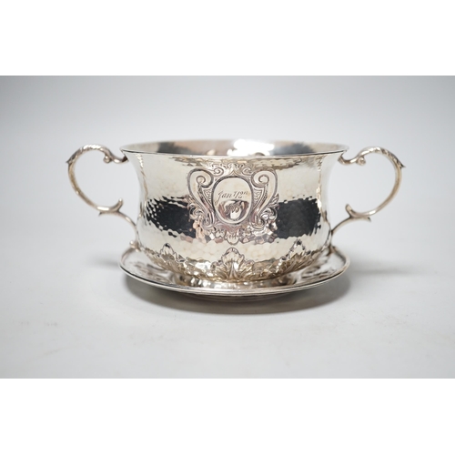 1857 - An Edwardian hammered silver two handled porringer on stand, Elkington & Co, London, 1903, diameter ... 