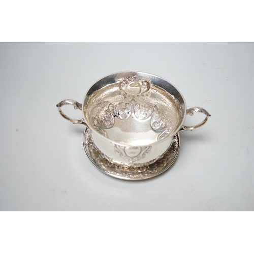 1857 - An Edwardian hammered silver two handled porringer on stand, Elkington & Co, London, 1903, diameter ... 