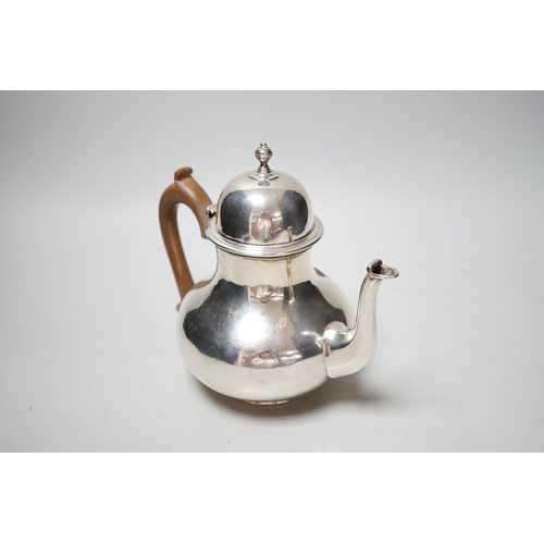 1858 - A George V Queen Anne style silver coffee pot, Searle & Co, London, 1933, gross weight 18.2oz.... 