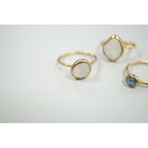 1877 - Three assorted yellow metal and single stone labradorite? set rings, gross weight 5.1 grams.