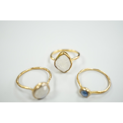 1877 - Three assorted yellow metal and single stone labradorite? set rings, gross weight 5.1 grams.