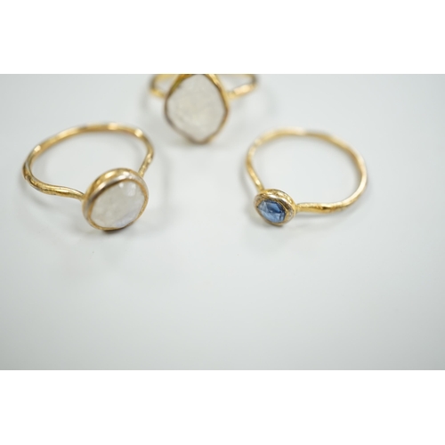 1877 - Three assorted yellow metal and single stone labradorite? set rings, gross weight 5.1 grams.