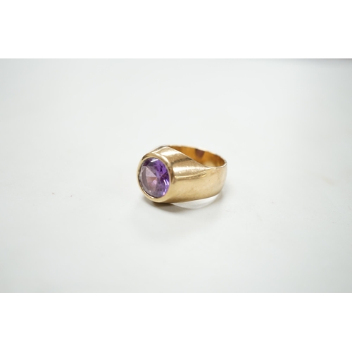 1893 - A 9ct gold and single stone synthetic colour change corundum set signet ring, size S, gross weight 1... 