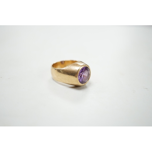 1893 - A 9ct gold and single stone synthetic colour change corundum set signet ring, size S, gross weight 1... 