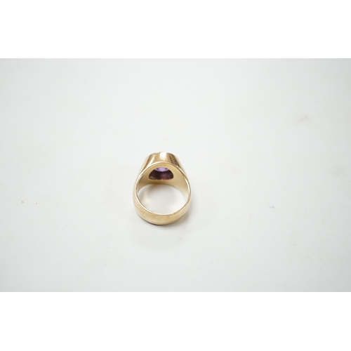 1893 - A 9ct gold and single stone synthetic colour change corundum set signet ring, size S, gross weight 1... 