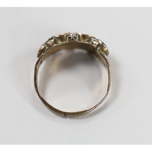 1924 - A 19th century yellow metal and graduated four stone foil backed garnet set half hoop ring, with see... 