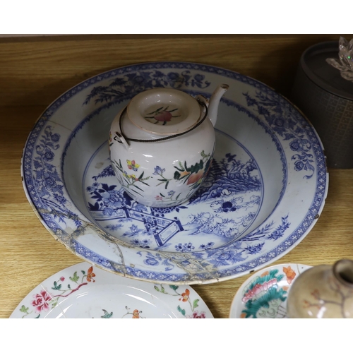 314 - An 18th century Chinese blue and white basin, two plates, and an early 20th century Chinese teapot, ... 