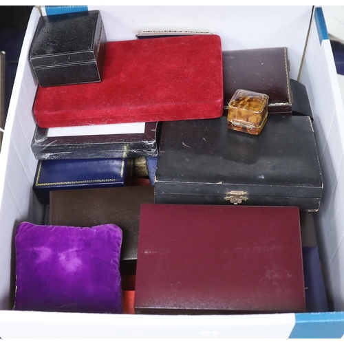 946 - A quantity of assorted jewellery boxes.