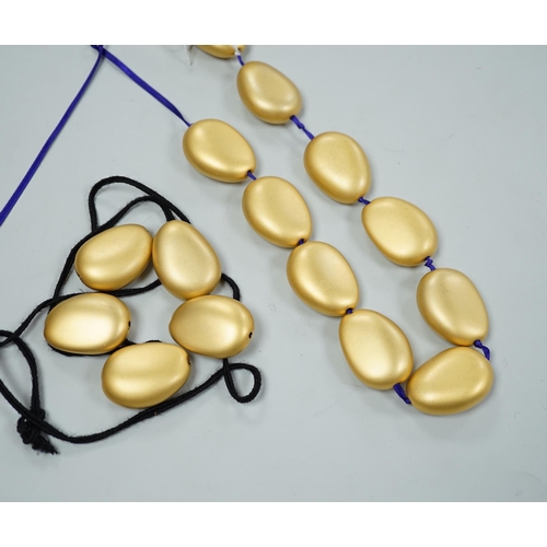2043 - A gold coloured 'pebble' costume necklace (a.f.)