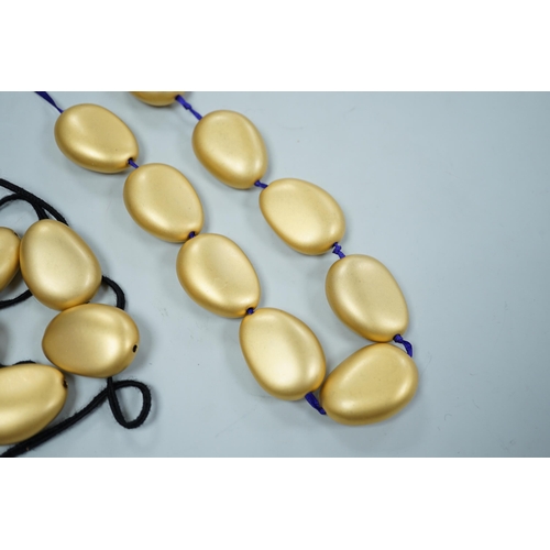2043 - A gold coloured 'pebble' costume necklace (a.f.)