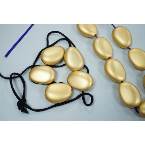 2043 - A gold coloured 'pebble' costume necklace (a.f.)